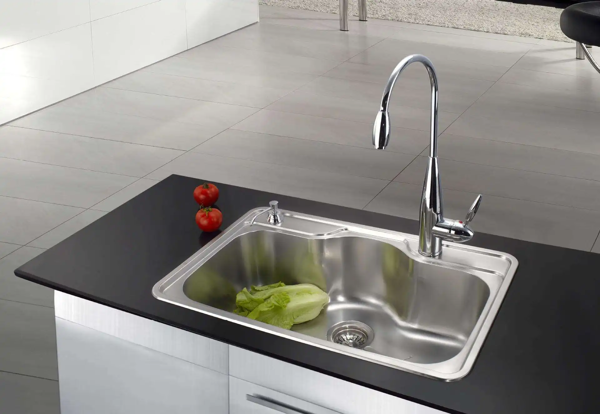 Stainless Steel Kitchen Sinks vs. Porcelain: A Comprehensive Comparison