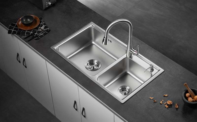 Stainless Steel Kitchen Sinks vs. Porcelain: A Comprehensive Comparison